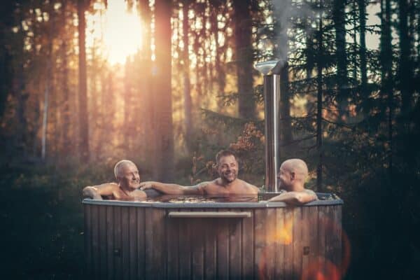 bain à remous dans la nature de swedish hot tubs