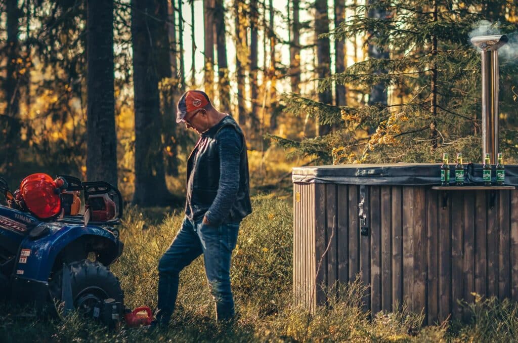 hot tub in de natuur van swedish hot tubs