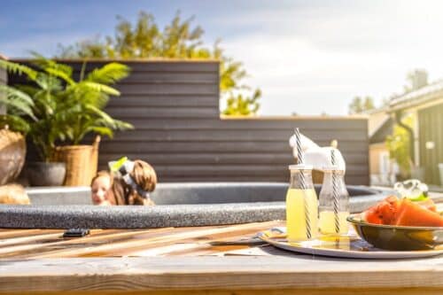 la piscine en terrasse qui peut accueillir tous vos amis