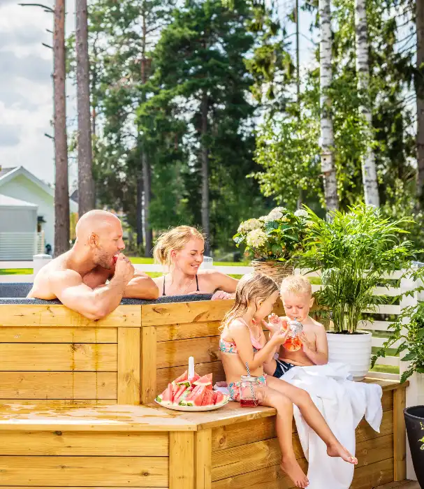 Familienzeit im Terrassenpool