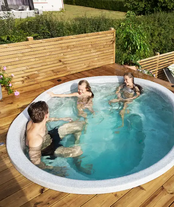 temps en famille dans la piscine en terrasse